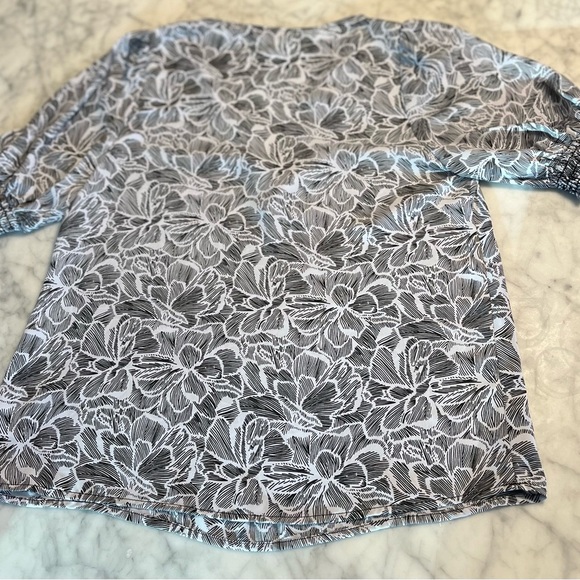 Evereve V Neck Puff Sleeve Black & White Floral Blouse - Picture 4 of 6